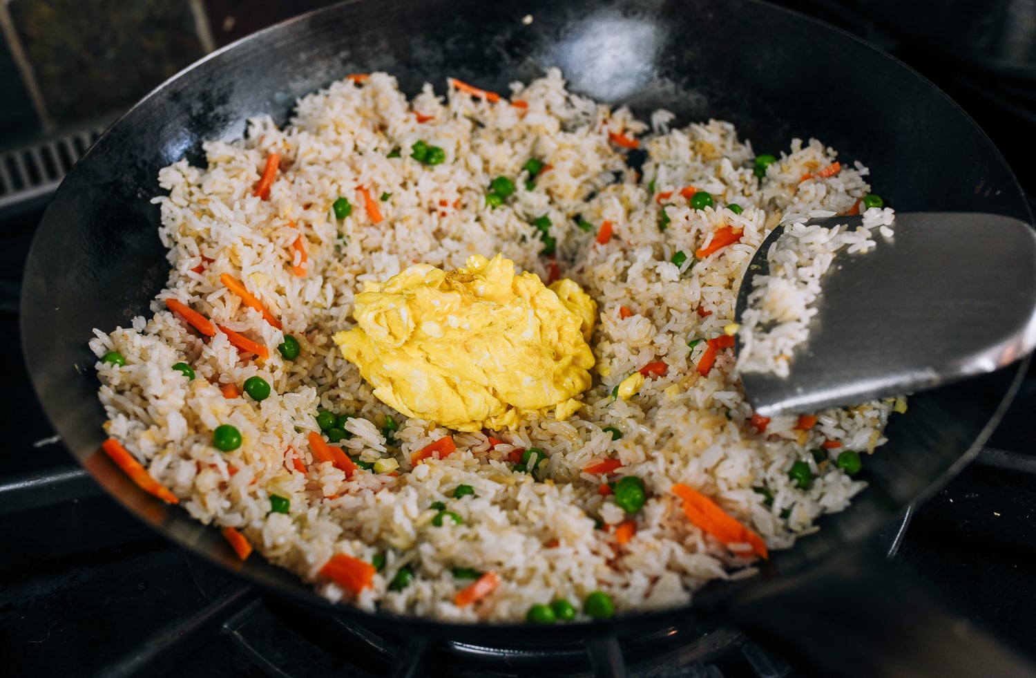 adding scrambled eggs back to fried rice