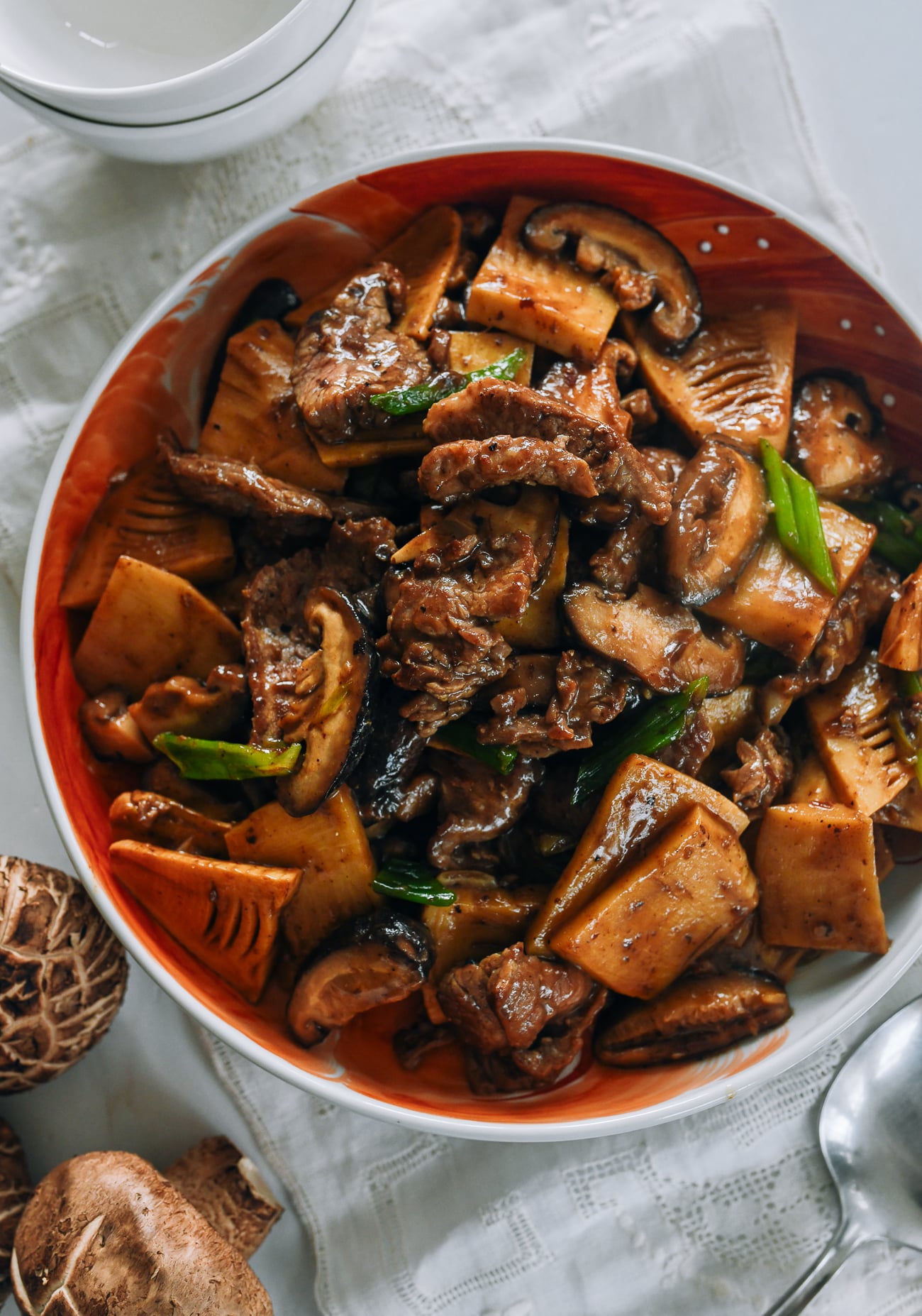 Говядина с грибами и побегами бамбука (双冬牛肉)