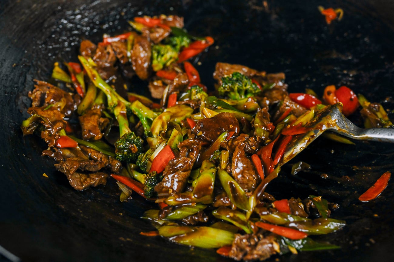 stir-frying beef with garlic sauce
