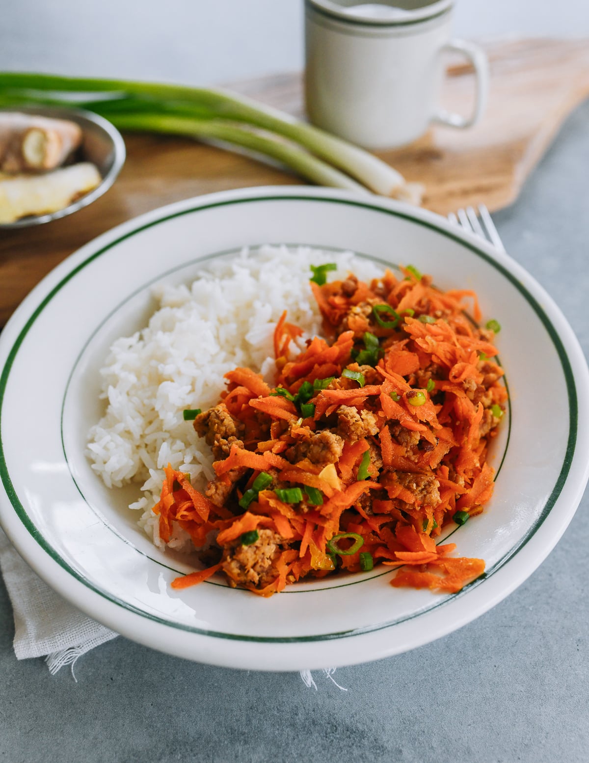 Свинина, имбирь, морковь в мисках