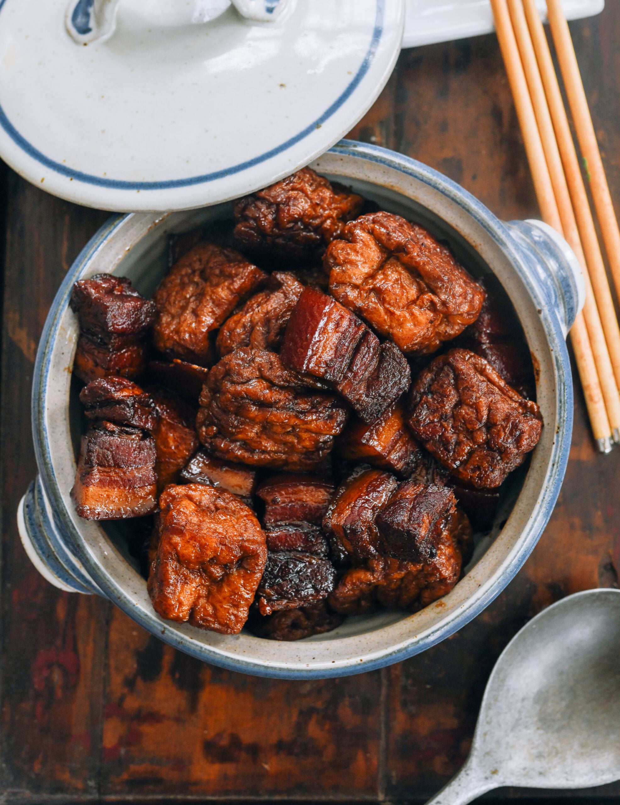 Тушеная свиная грудинка со слоями тофу (油豆腐红烧肉)
