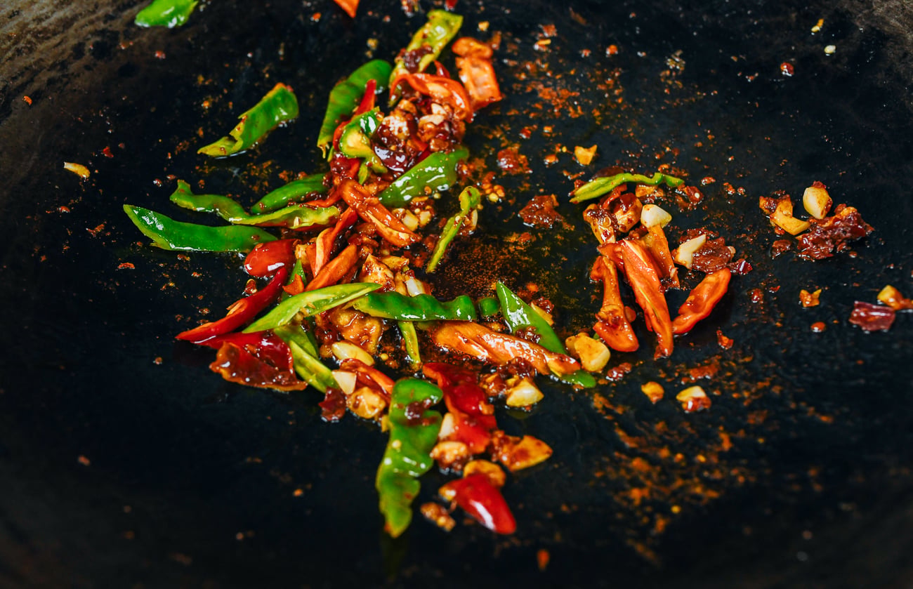 stir-frying peppers with spicy bean sauce and garlic