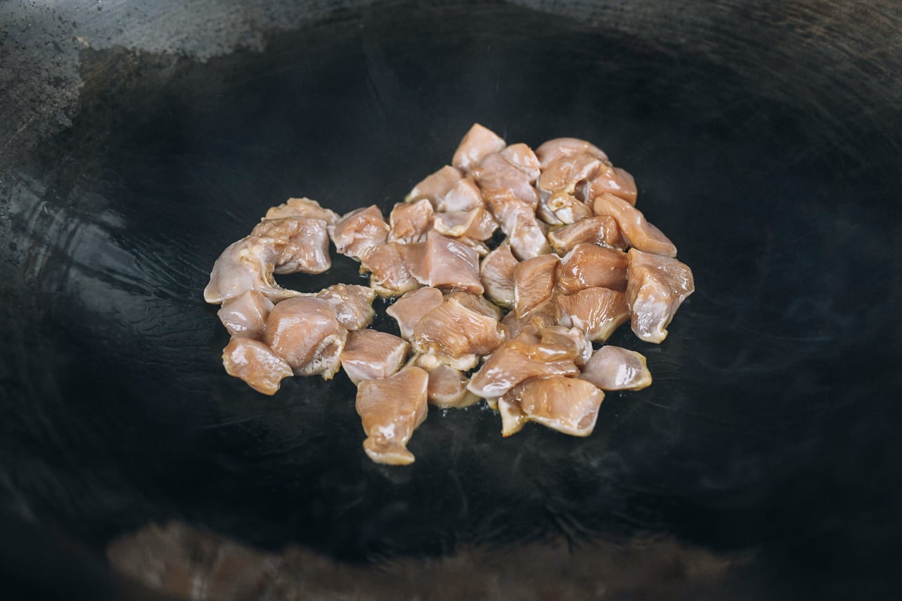 chicken cubes in wok 