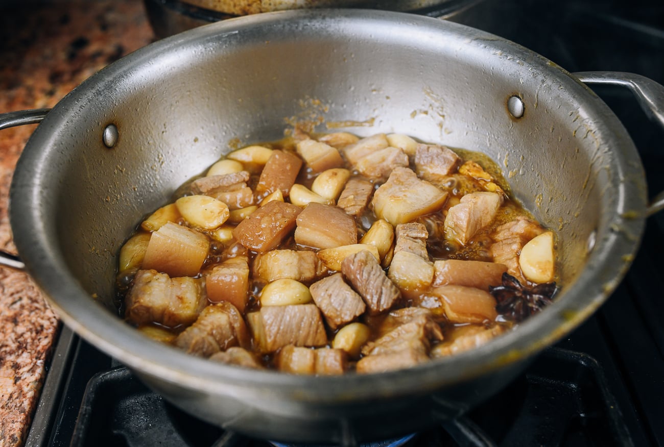 simmering pork belly with 40 cloves garlic