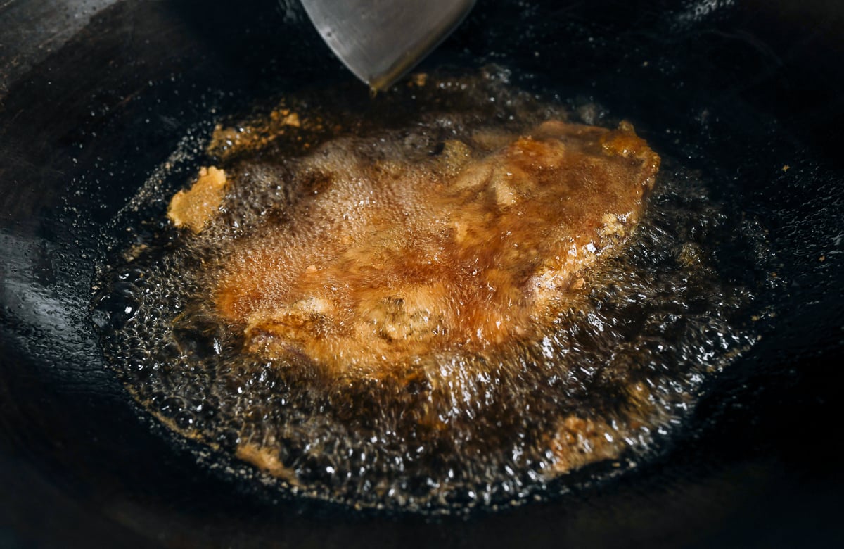 deep-frying wor shu duck